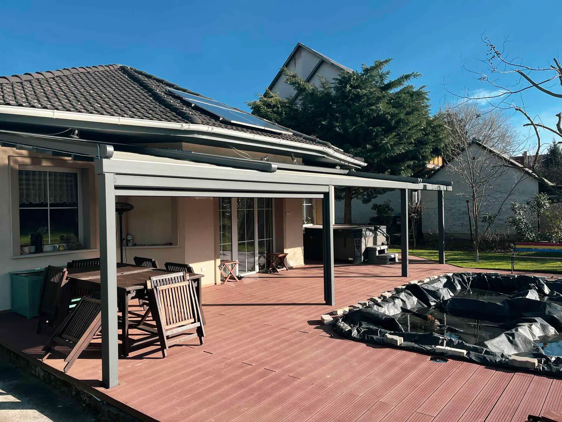 Pergola mit motorisierter PVC-Plane von AlpenPergola